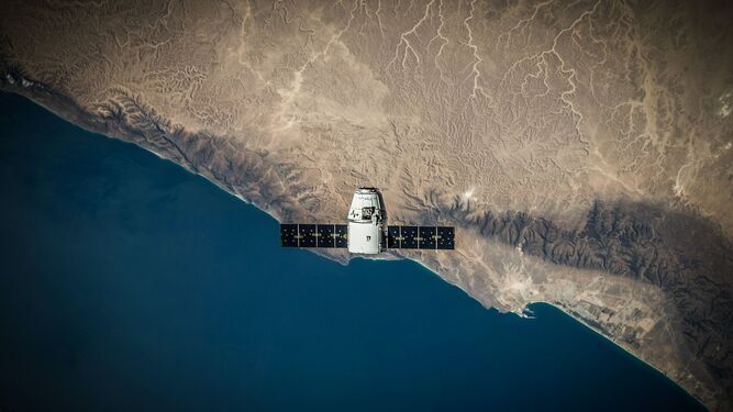 The 'Platero' nanosatellite will travel into space with the names of the students from Malaga who christened it.